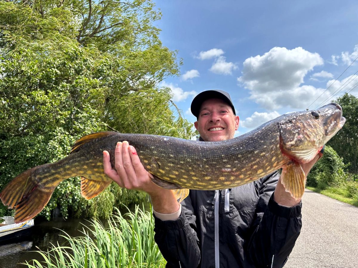 Sportvisser met grote snoek in de Krimpenerwaard bij Slapen in de Polder