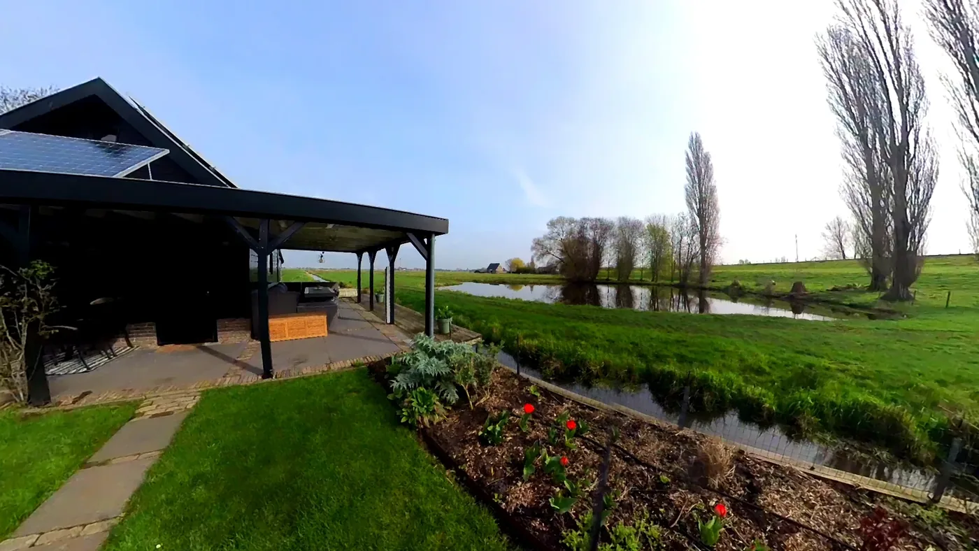 Covered terrasse of the feriehus with vand and meadow views.