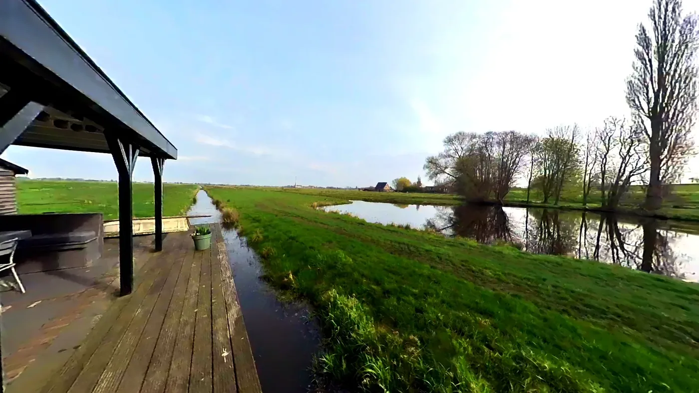 Waterfront terrasse with open polder views near Bergambacht.