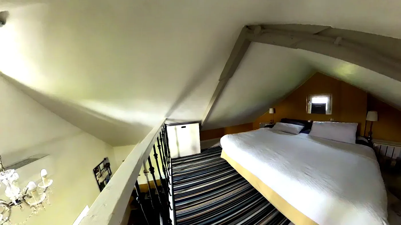 Sovehems with double bed above the living room.